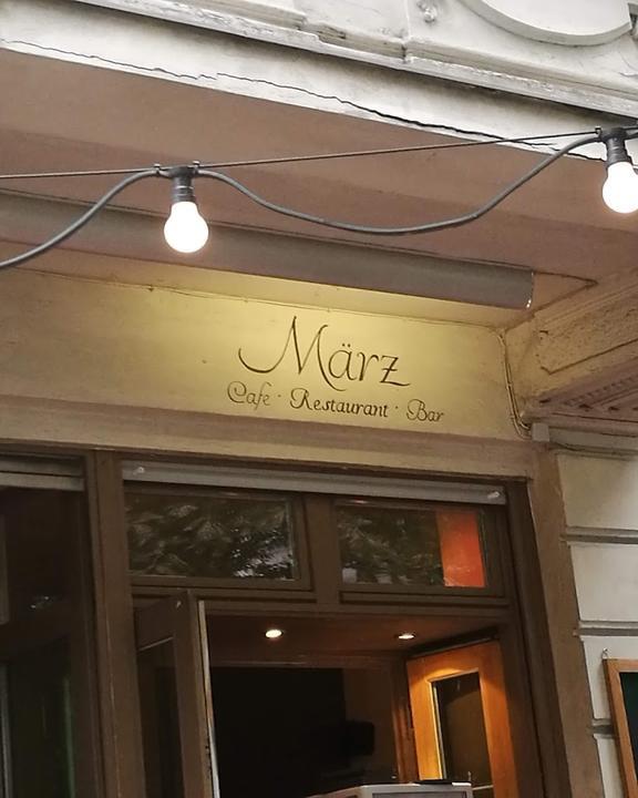 März